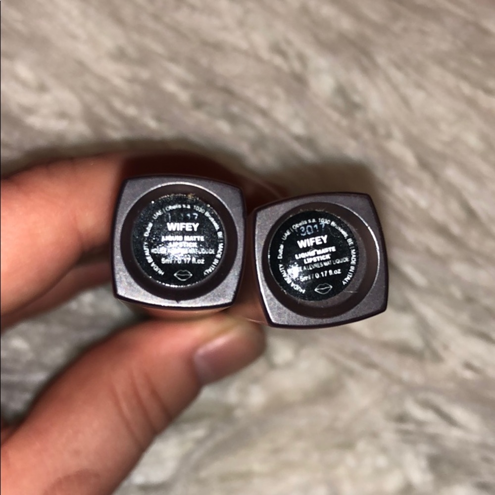 🌵Huda Beauty Matte Lipsticks - Picture 2 of 2